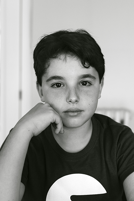 Retrato en blanco y negro de un niño